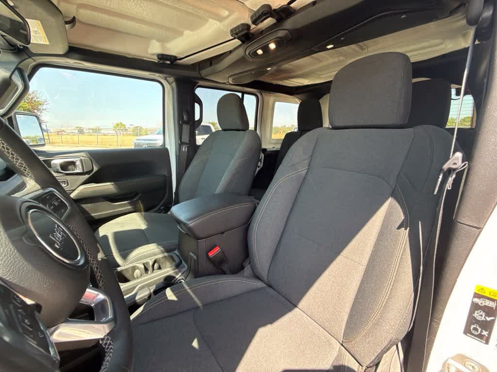 Used 2025 Jeep Wrangler Unlimited Sahara AWD/4WD image 19