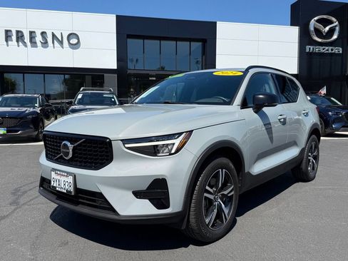 Used 2024 Volvo XC40 B5 Core AWD/4WD image 1