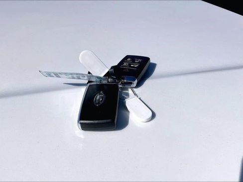 Used 2025 Land Rover Range Rover Long Wheelbase SE image 12