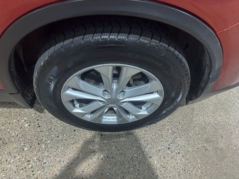 Used 2016 Nissan Rogue SV image 10