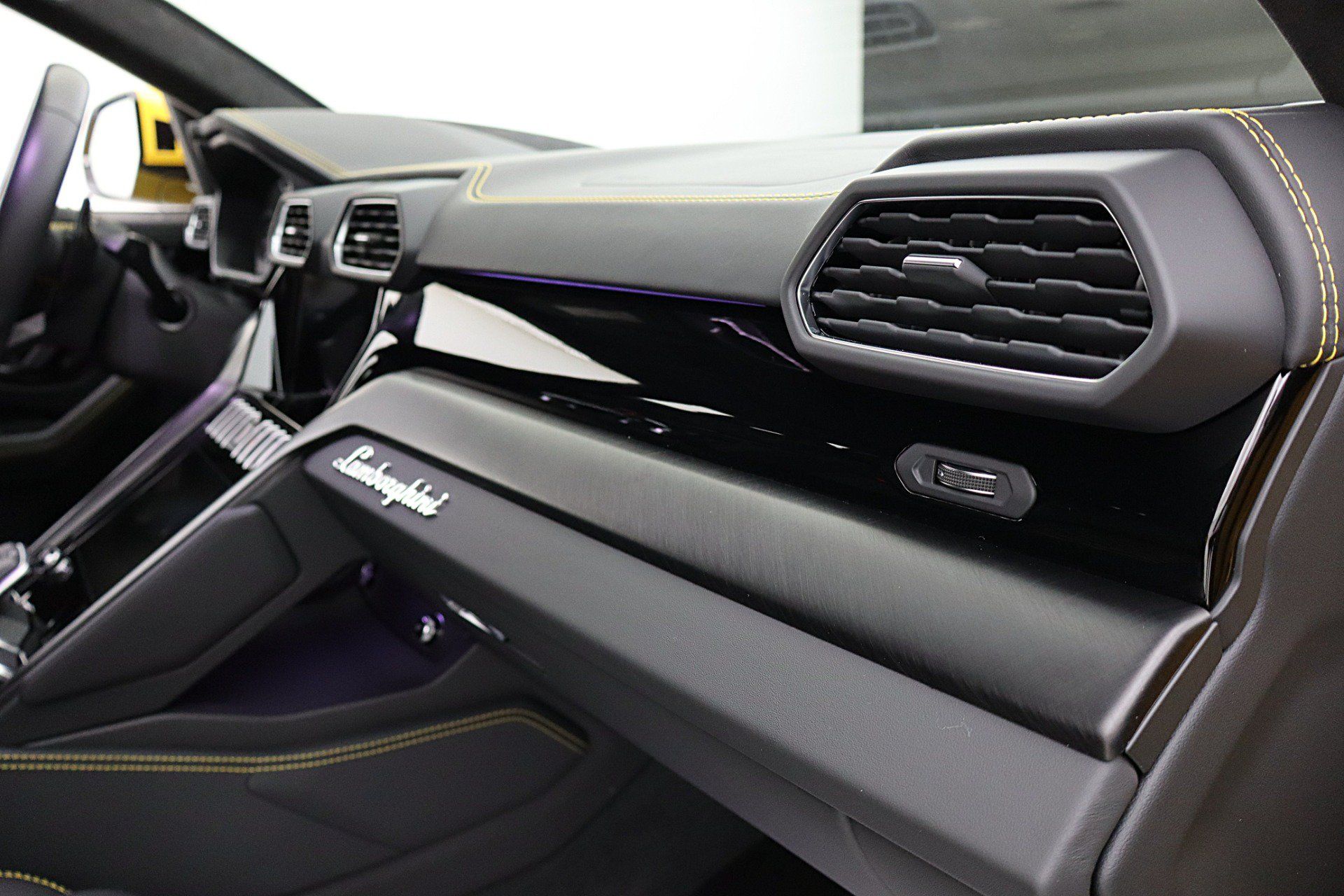 Used 2022 Lamborghini Urus AWD/4WD image 33