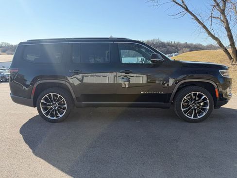 Used 2022 Jeep Wagoneer Series III w/ Premium Group I image 4