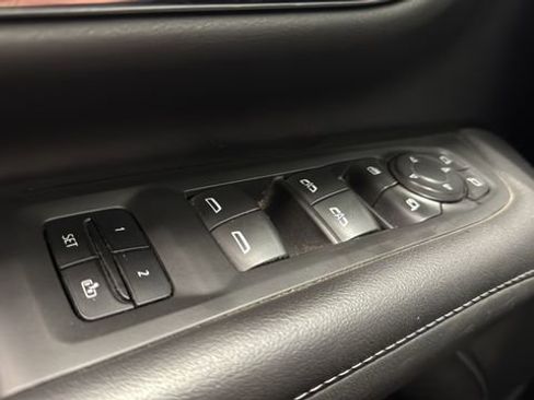 Used 2022 Chevrolet Suburban LT w/ Luxury Package image 17