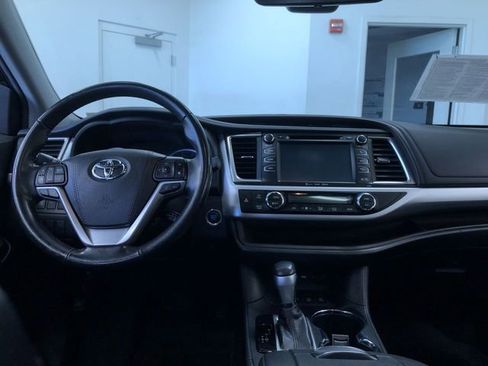 Used 2019 Toyota Highlander XLE AWD/4WD image 20