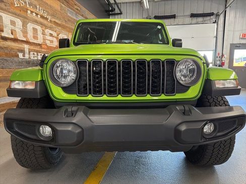 Used 2025 Jeep Gladiator Sport image 2