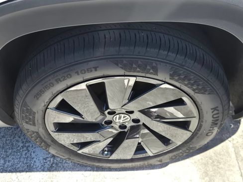 Certified 2024 Volkswagen Atlas Cross Sport SE FWD image 7