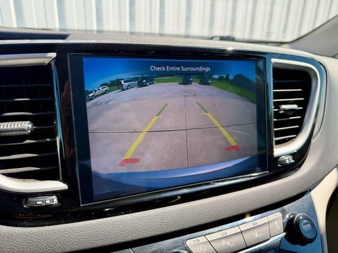 Used 2024 Chrysler Pacifica Touring-L FWD image 29
