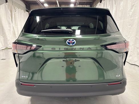 Used 2025 Toyota Sienna XLE image 6