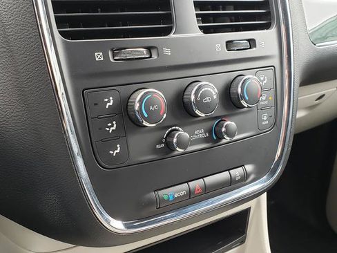 Used 2018 Dodge Grand Caravan SXT image 22
