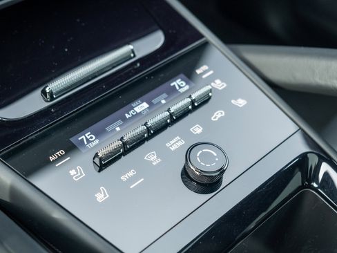 Certified 2025 Porsche Cayenne S image 28