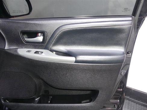 Used 2017 Toyota Sienna SE Premium image 19