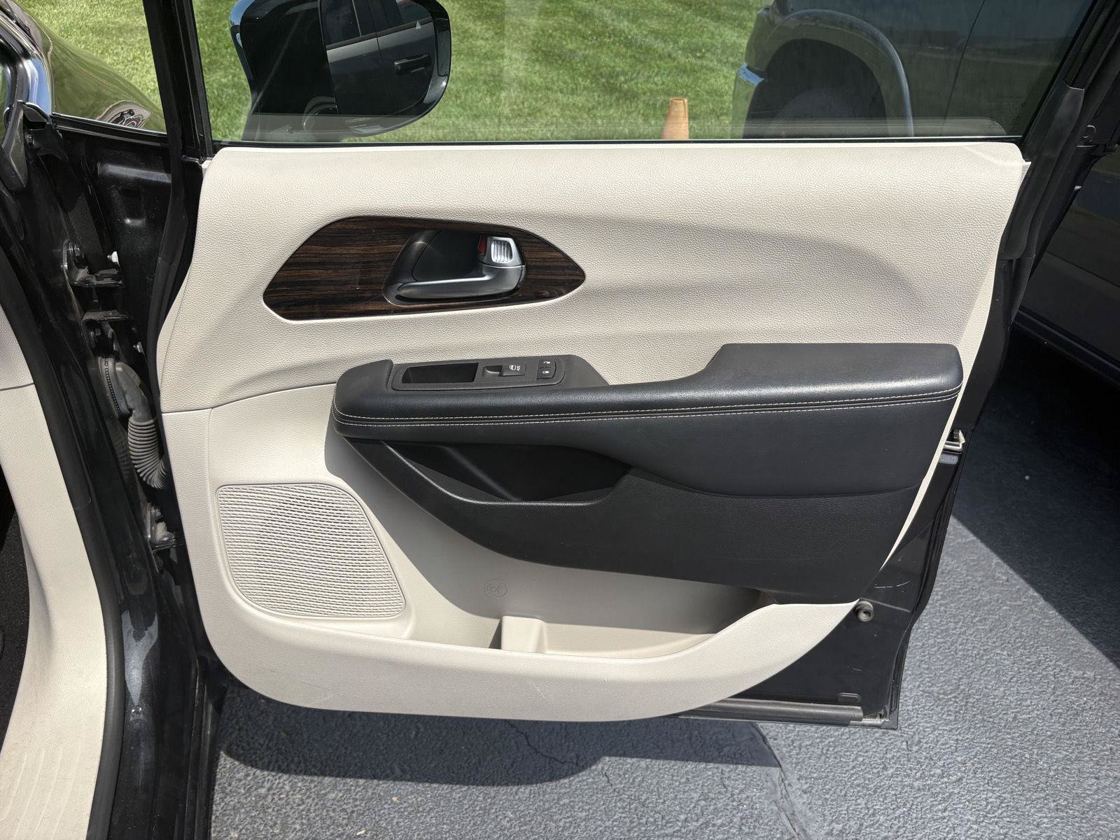 Used 2023 Chrysler Pacifica Limited FWD image 20