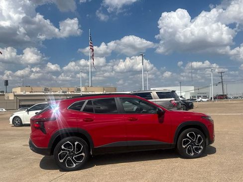 Used 2026 Chevrolet Trax RS w/ Sunroof Package FWD image 30