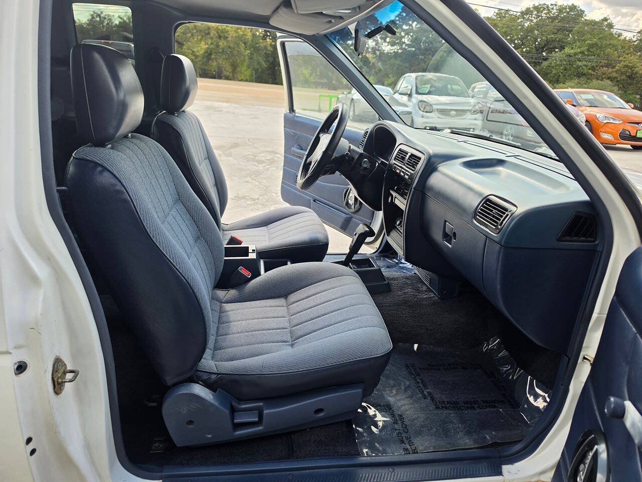 Used 1995 Nissan Pickup XE RWD image 22