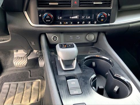 Used 2023 Nissan Rogue SV w/ SV Premium B Package image 32