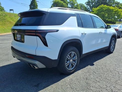 Used 2025 Chevrolet Traverse LT FWD image 3