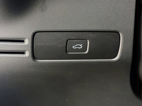 Used 2025 Volvo XC40 B5 Plus AWD/4WD image 10