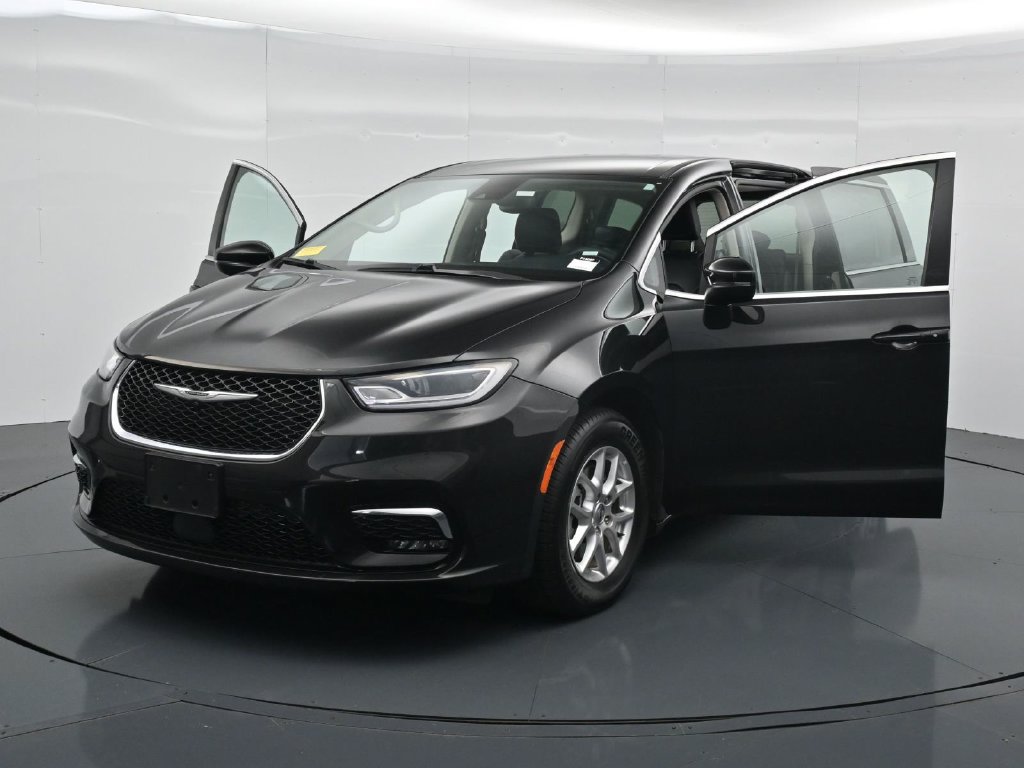 Used 2023 Chrysler Pacifica Touring-L FWD image 27