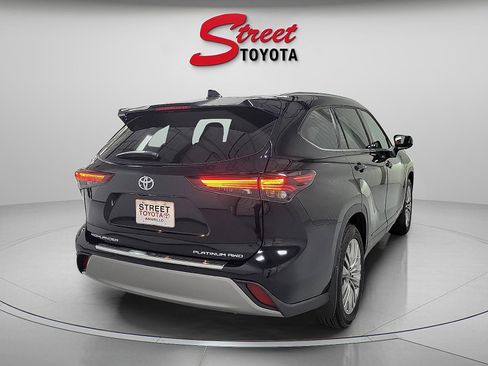 Certified 2026 Toyota Highlander Platinum AWD/4WD image 4