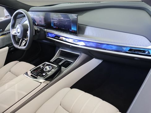 Used 2025 BMW 760i xDrive w/ Executive Package AWD/4WD image 16