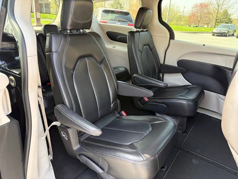 Used 2023 Chrysler Pacifica Touring-L FWD image 9