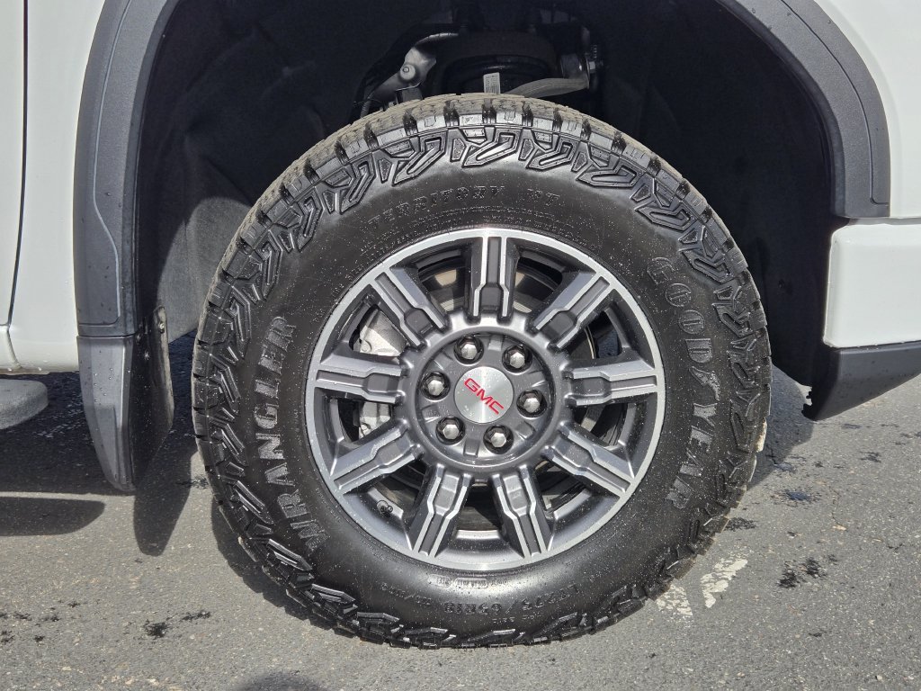 Used 2024 GMC Sierra 1500 AT4 w/ Technology Package AWD/4WD image 11