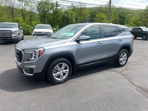 Used 2023 GMC Terrain SLE image 3