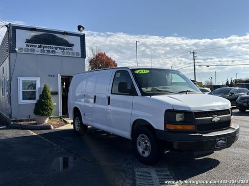 Used 2011 Chevrolet Express 2500 image 3