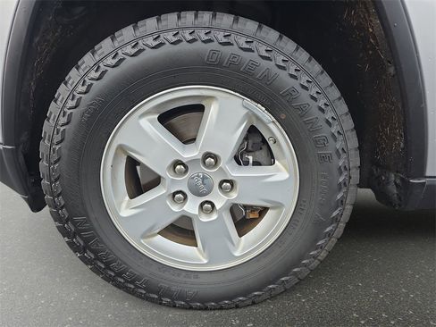 Used 2011 Jeep Grand Cherokee Laredo w/ Security & Convenience Group image 28