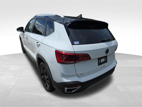 Used 2023 Volkswagen Taos SE w/ Panoramic Sunroof Package FWD image 4