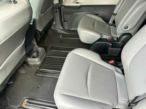 Used 2022 Toyota Sienna XLE image 14