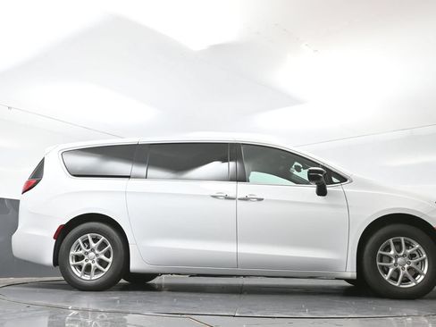 New 2027 Chrysler Pacifica Select FWD image 40