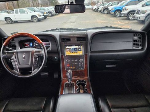 Used 2017 Lincoln Navigator Select image 24