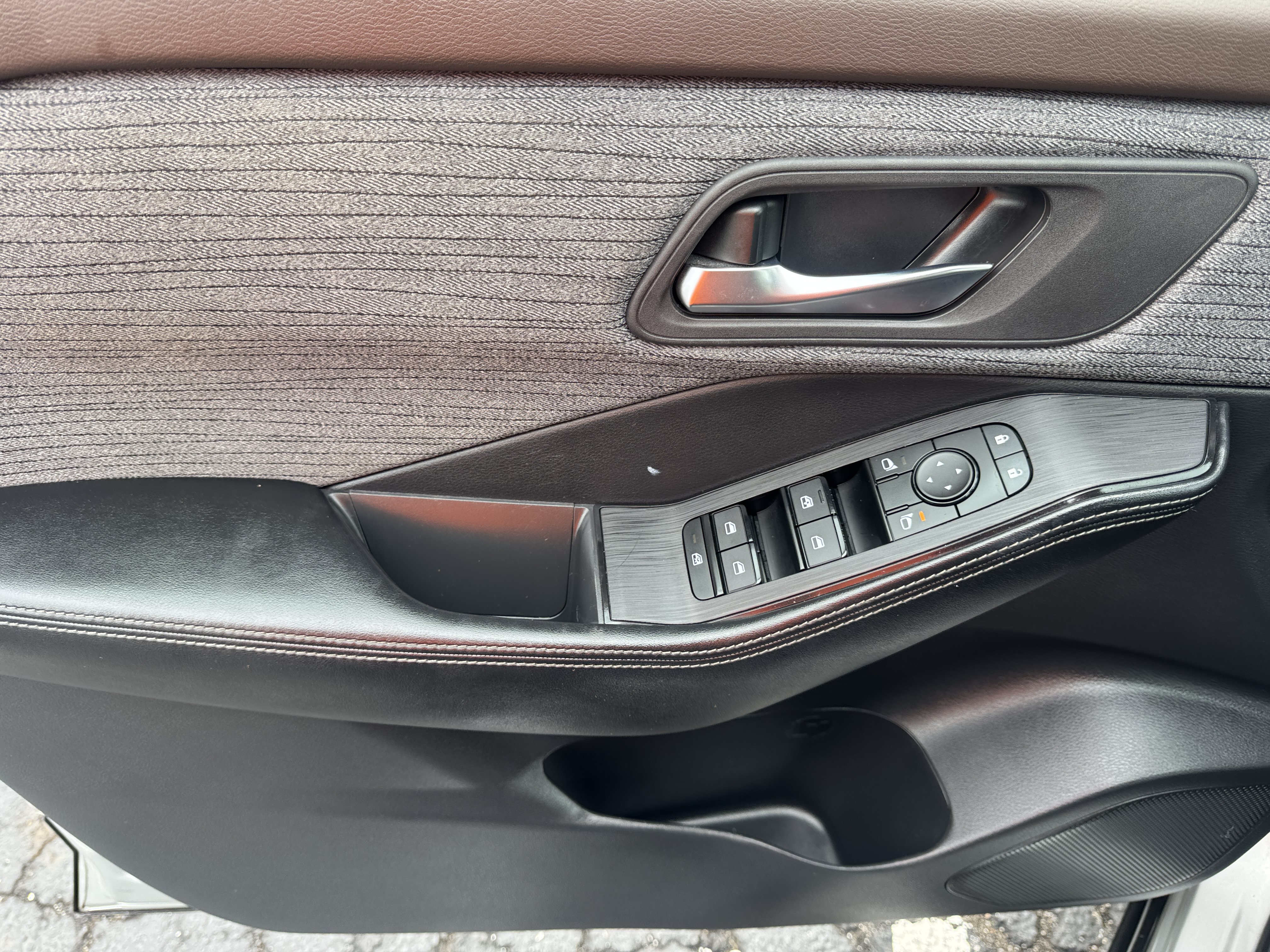 Used 2023 Nissan Rogue SV AWD/4WD image 16