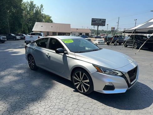 Used 2021 Nissan Altima 2.5 SR image 2