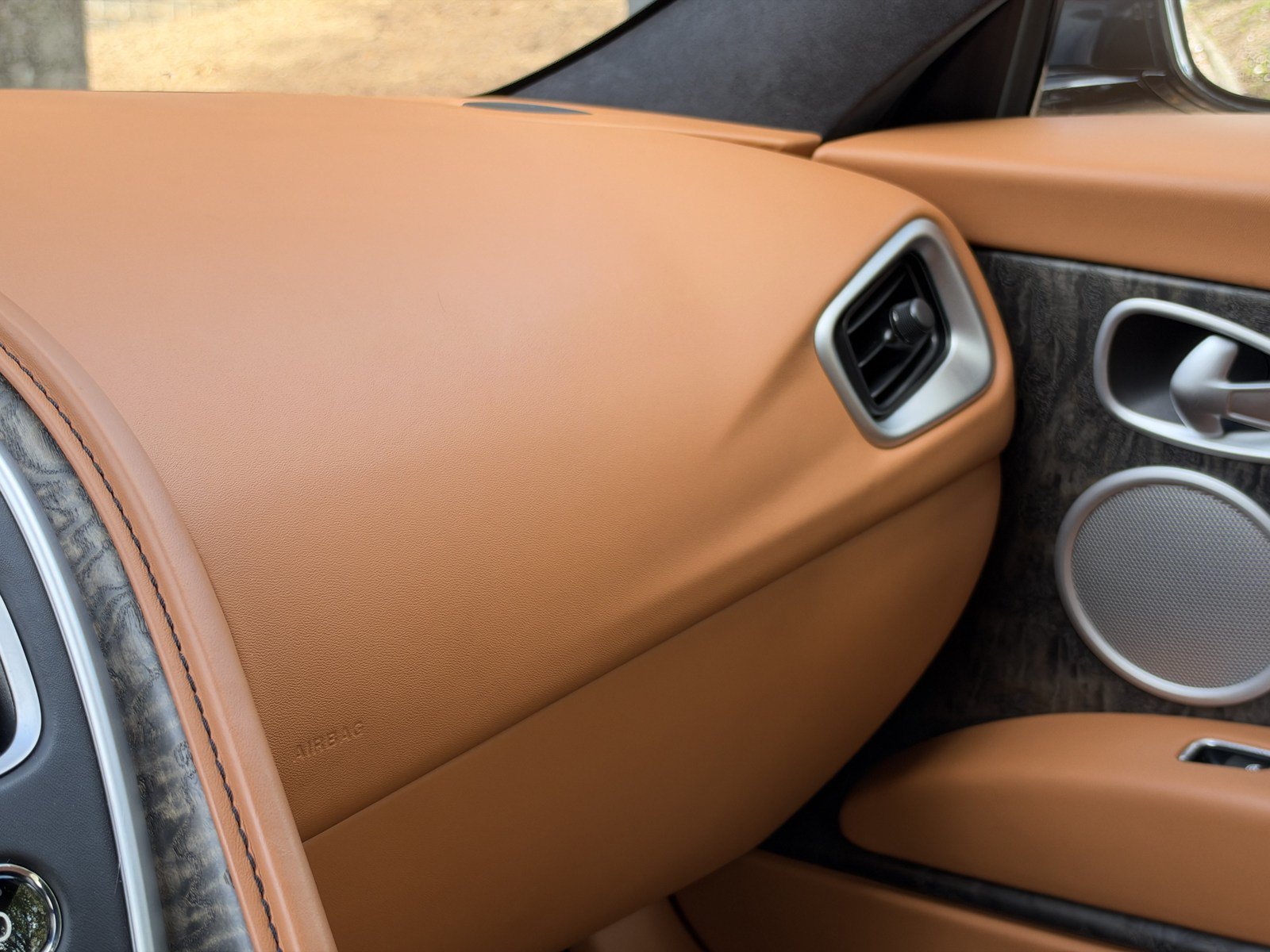Used 2023 Aston Martin DB11 Coupe RWD image 30