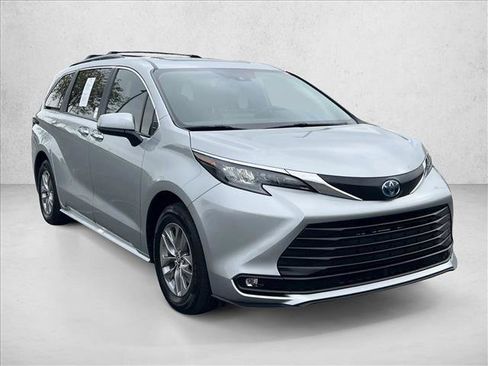 Used 2025 Toyota Sienna XLE image 3