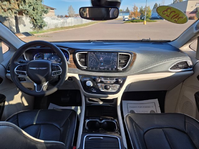 Used 2023 Chrysler Pacifica Limited FWD image 4