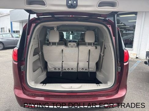 Used 2018 Chrysler Pacifica Touring-L Plus FWD image 9
