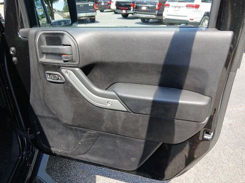 Used 2014 Jeep Wrangler Unlimited Rubicon image 15