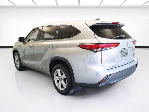 Used 2022 Toyota Highlander LE AWD/4WD image 6