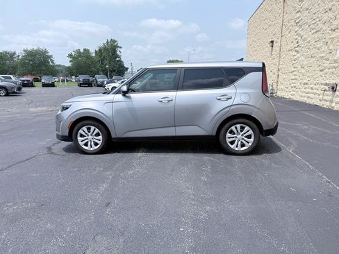 Used 2025 Kia Soul LX FWD image 2