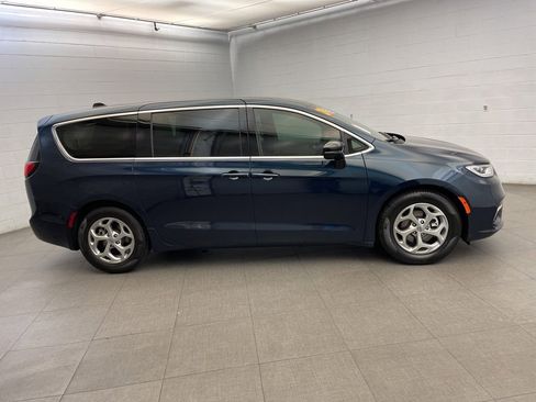 Certified 2024 Chrysler Pacifica Limited image 6