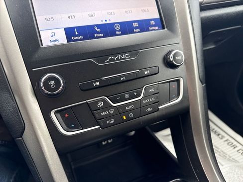 Used 2020 Ford Fusion SE image 31