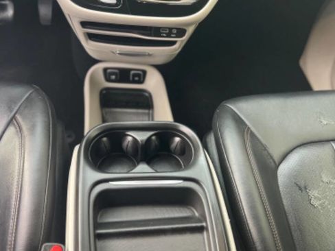 Used 2018 Chrysler Pacifica Touring-L w/ Advanced Safetytec Group image 12