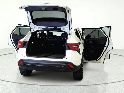 Used 2024 Chevrolet Trax RS FWD image 11