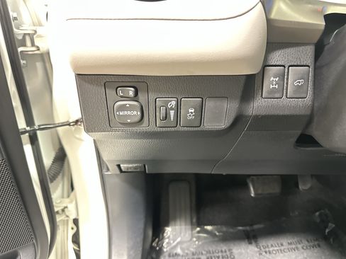 Used 2015 Toyota RAV4 Limited AWD/4WD image 37