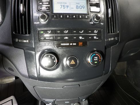 Used 2010 Hyundai Elantra SE FWD image 14