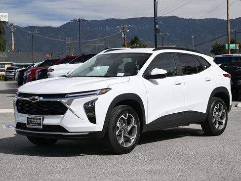 Used 2026 Chevrolet Trax LT w/ LPO, Blackout Package FWD image 8