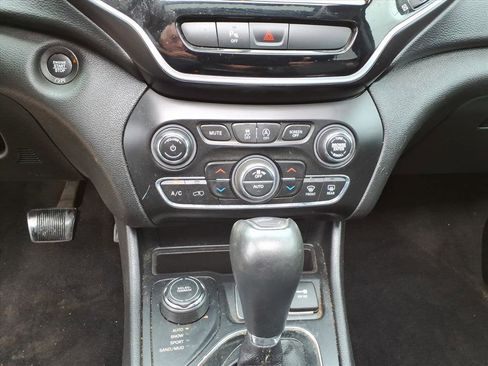 Used 2019 Jeep Cherokee Limited AWD/4WD image 22